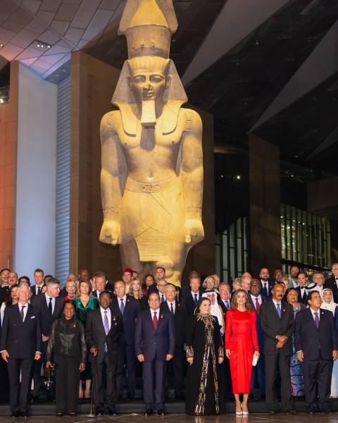 مندوبة عن الملك...الملكة رانيا تحضر افتتاح المتحف المصري الكبير