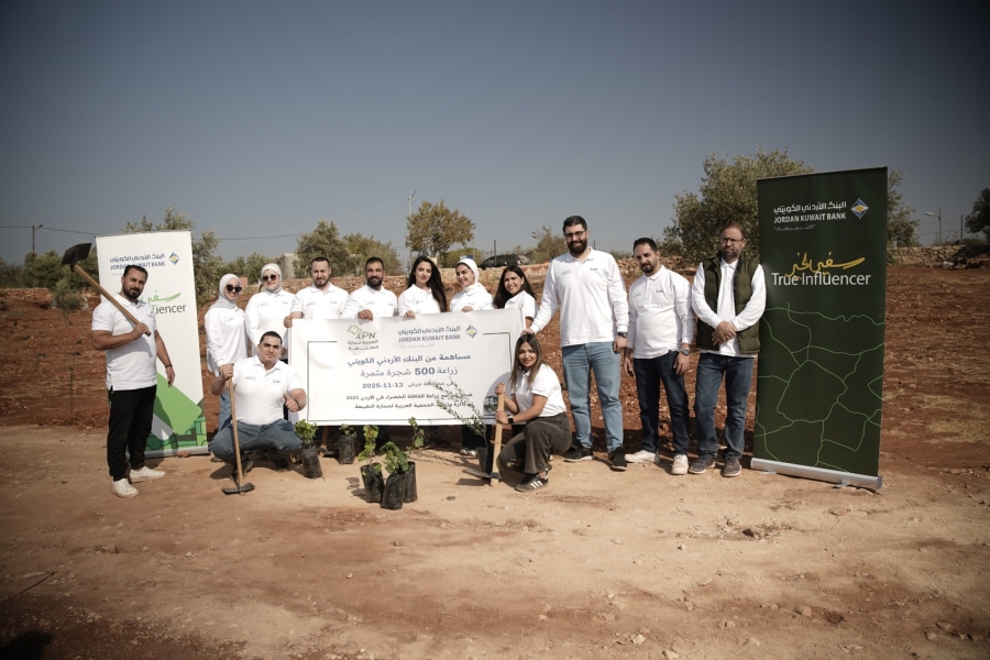 موظفو البنك الأردني الكويتي يشاركون في مبادرة القافلة الخضراء لزراعة الأشجار 