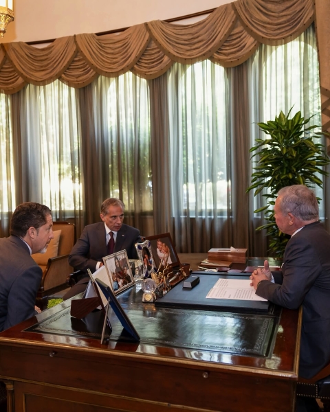 الملك يجتمع بــ حسان في الديوان الملكي 