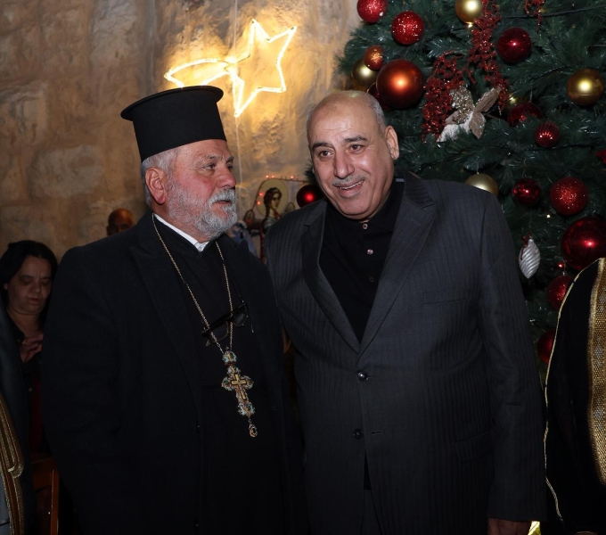 القاضي يشارك في إضاءة شجرة عيد الميلاد في الكرك