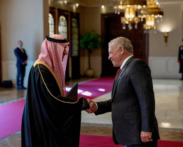 الملك يتقبل أوراق اعتماد عدد من السفراء (صور)