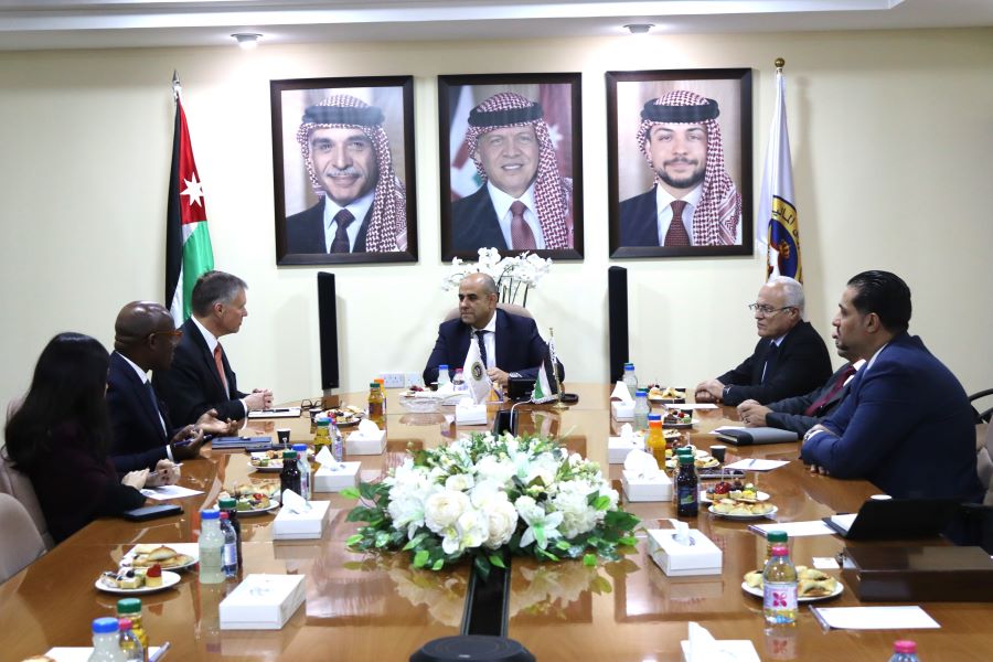 السفير البريطاني في عمان يزور هيئة الأوراق المالية لهذا السبب