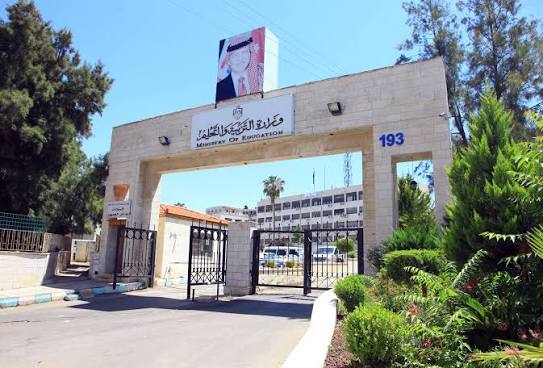 قرار حكومي يلزم بدفع تكاليف التعليم يشمل 15 الف طالب وطالبة