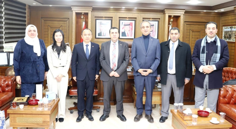 جامعة البلقاء التطبيقية تستقبل المستشار الصيني تشيانغ