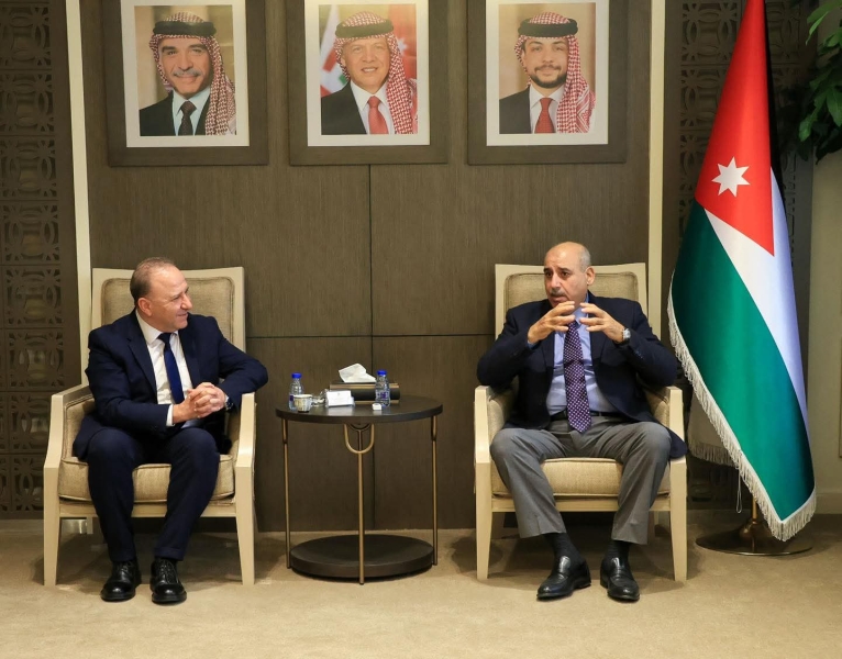 القاضي يلتقي مدير عام 