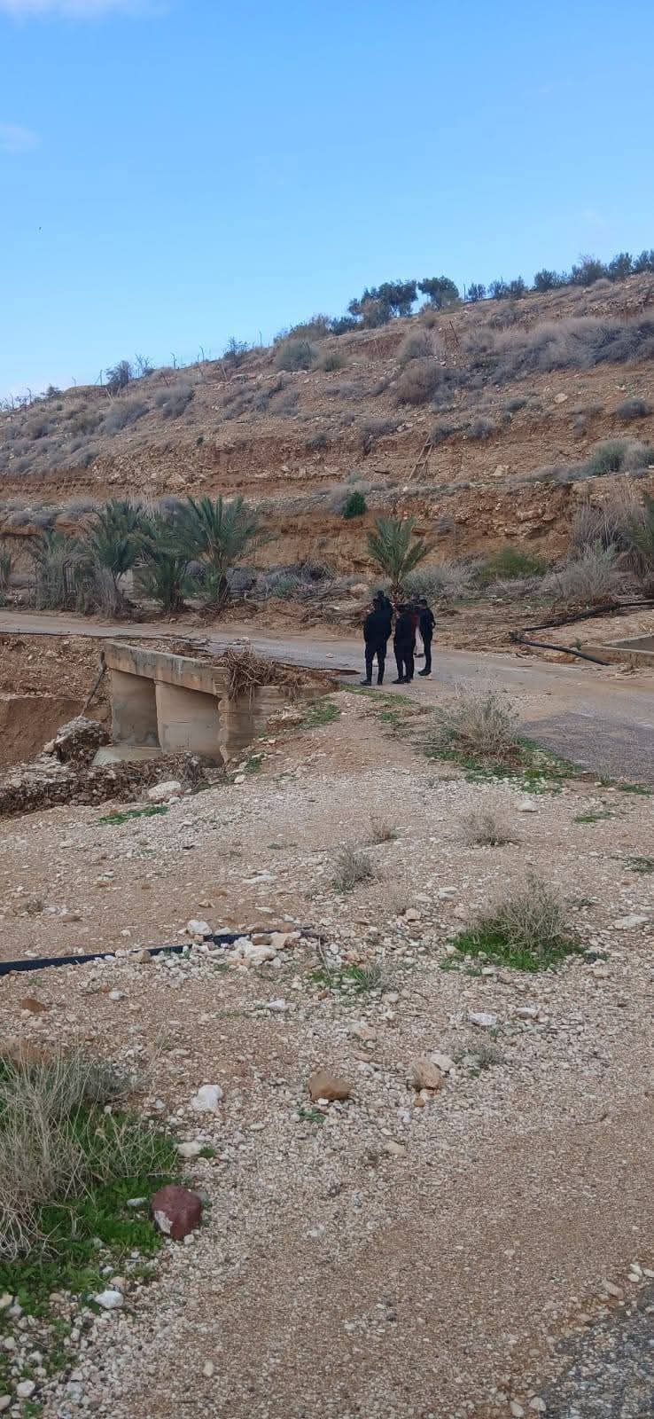 محافظ مادبا يغلق طريق عبارة عيون الذيب/ ماعين 