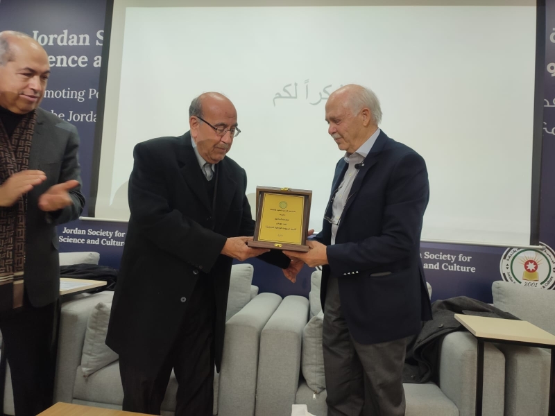 د. ذيب عويس يحاضر بالاردنية للعلوم والثقافة