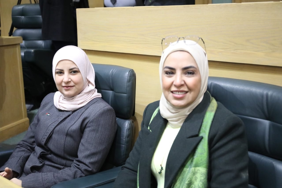 قبل بدء الجلسة 