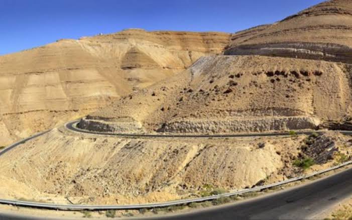 الحكومة تغلق طريق الموجب