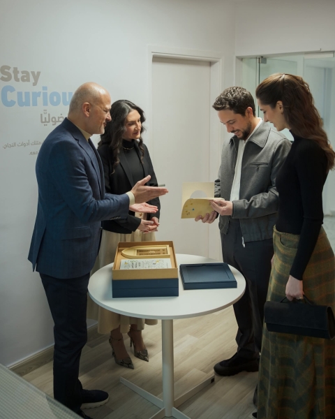 ولي العهد والأميرة رجوة يزوران شركة جبل عمان ناشرون