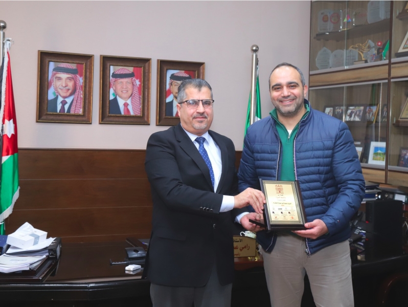 جامعة البترا تكرم خريجها محمد جبارة 