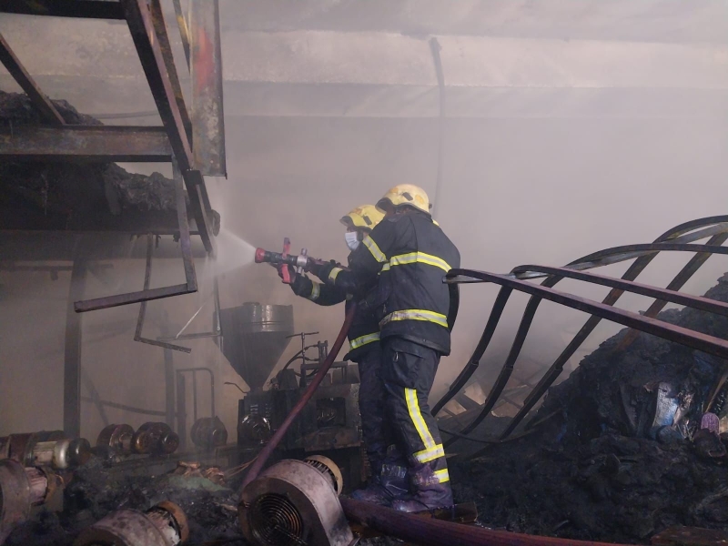 اخماد حريق شب في محلين يحتويان على قطع سيارات في عمان