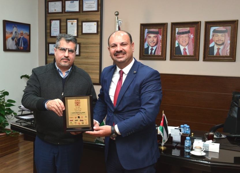 رئيس جامعة البترا يكرّم الإعلامي زيد خليفات 