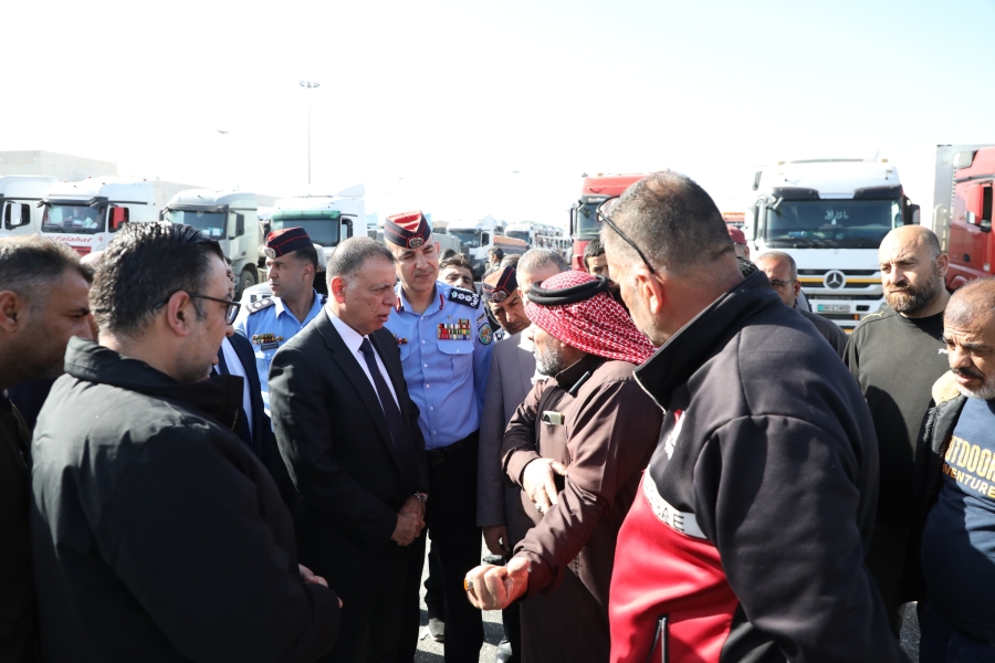 وزير الداخلية يتفقد سير العمل في مركز حدود جابر