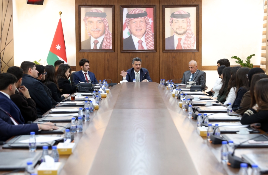 الخصاونة يلتقي وفدًا من طلبة حقوق الأردنية 