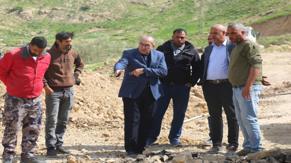 وزير الاشغال يكشف تحديات اخرت صيانة طريق وادي شعيب