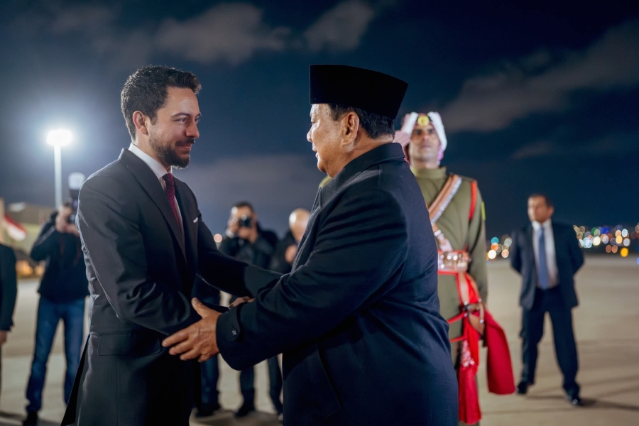 ولي العهد يستقبل الرئيس الإندونيسي لدى وصوله المملكة