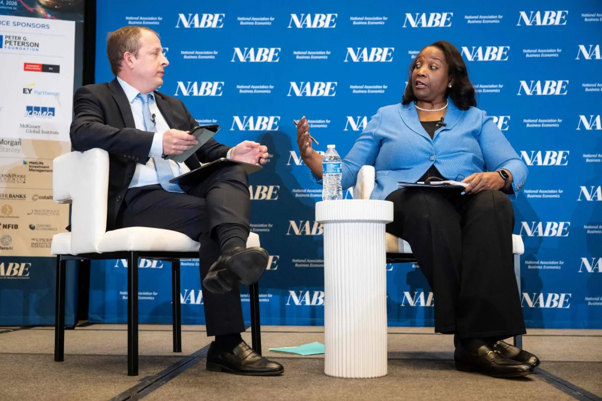 ليزا كوك: الذكاء الاصطناعي يهدد بارتفاع البطالة