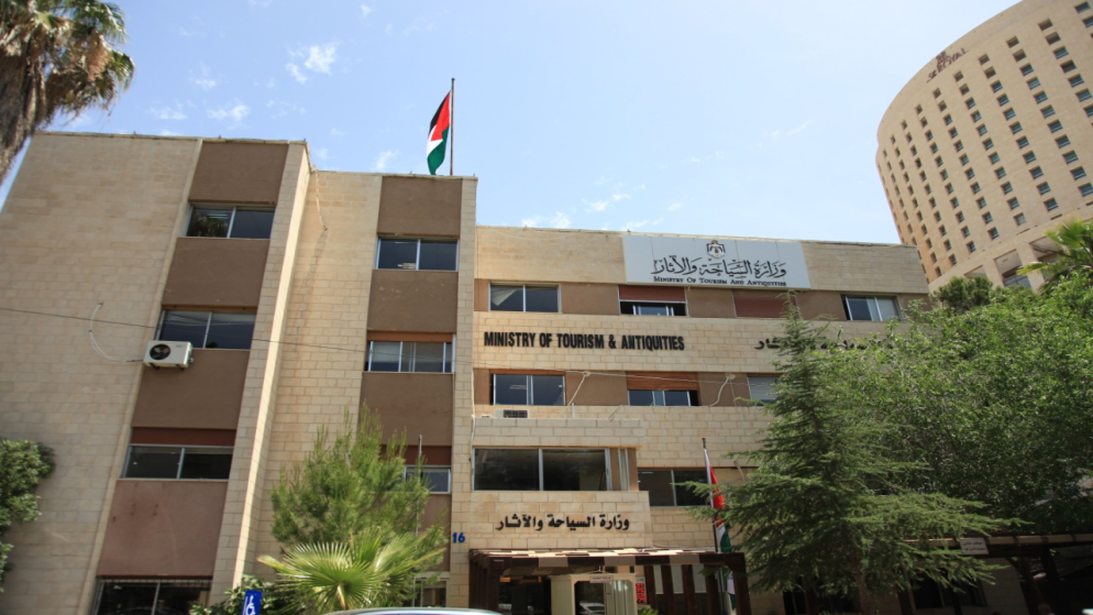 وزير السياحة يعلن تشكيل فريق طوارئ لمتابعة التطورات الاقليمية