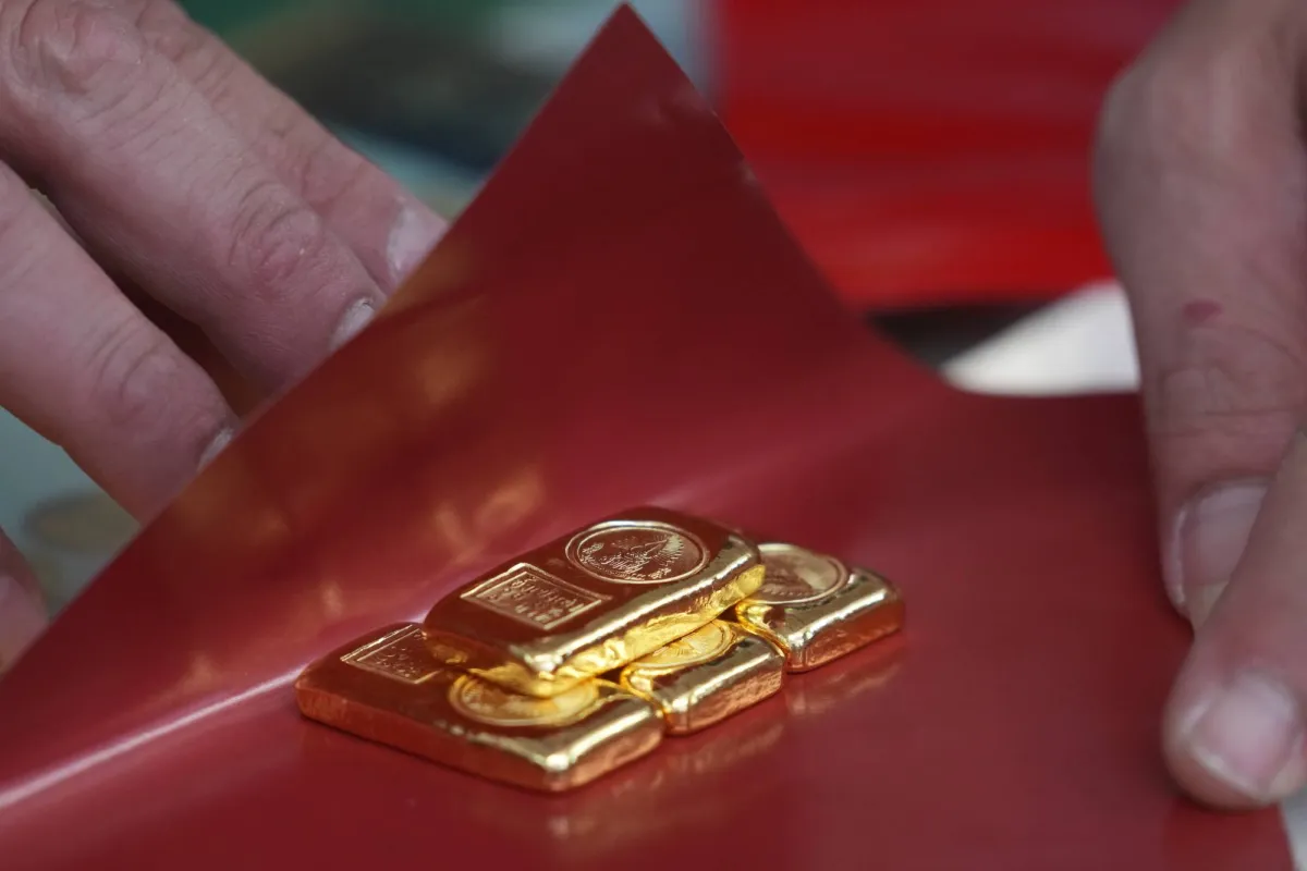 تراجع اسعار الذهب مع ارتفاع الدولار كملاذ امن