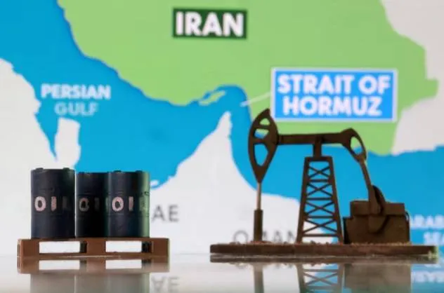 وزير النفط الهندي يؤكد امتلاك احتياطيات طاقة كافية