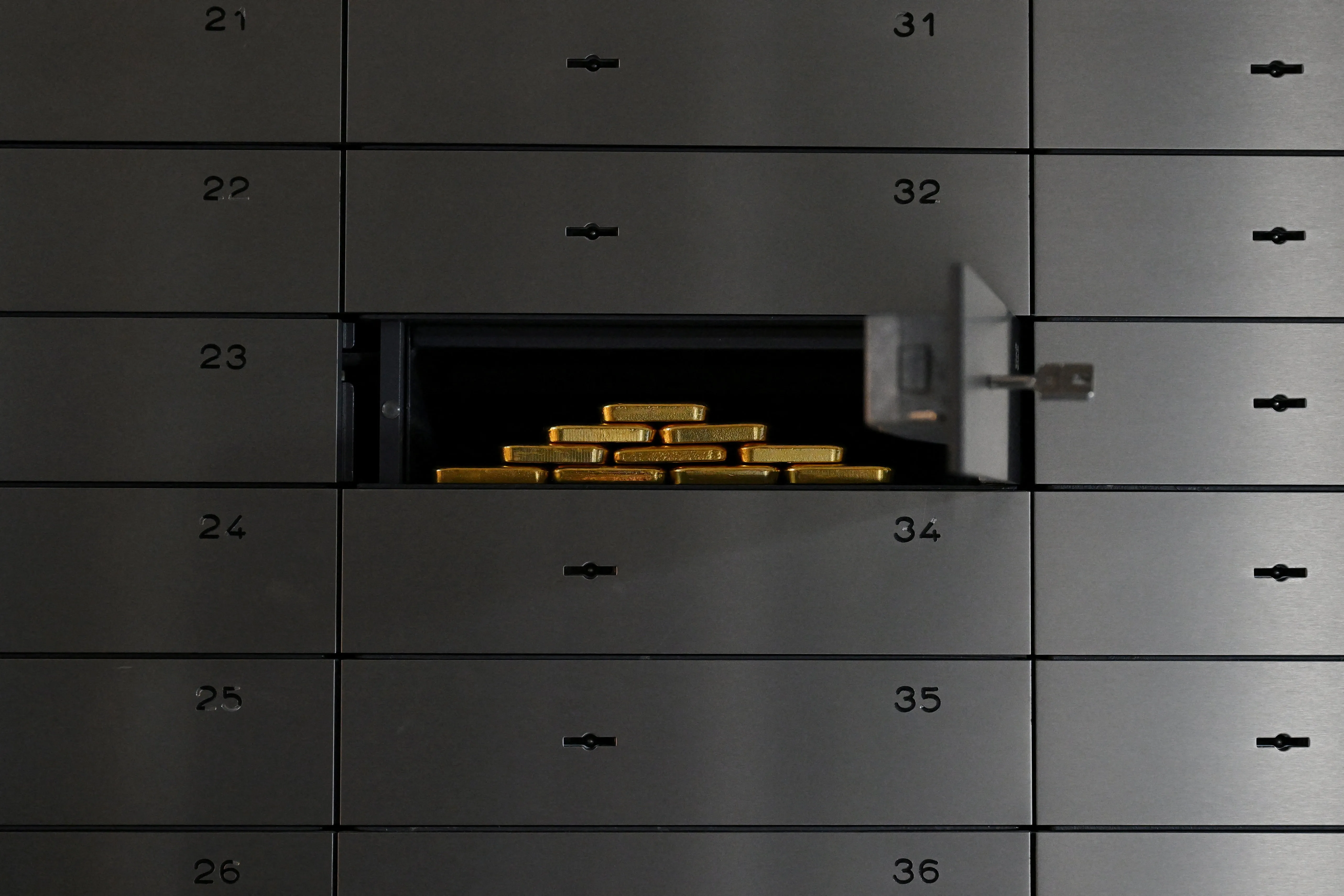 الذهب يرتفع مع تزايد الطلب على الملاذات الآمنة وسط تصاعد التوترات