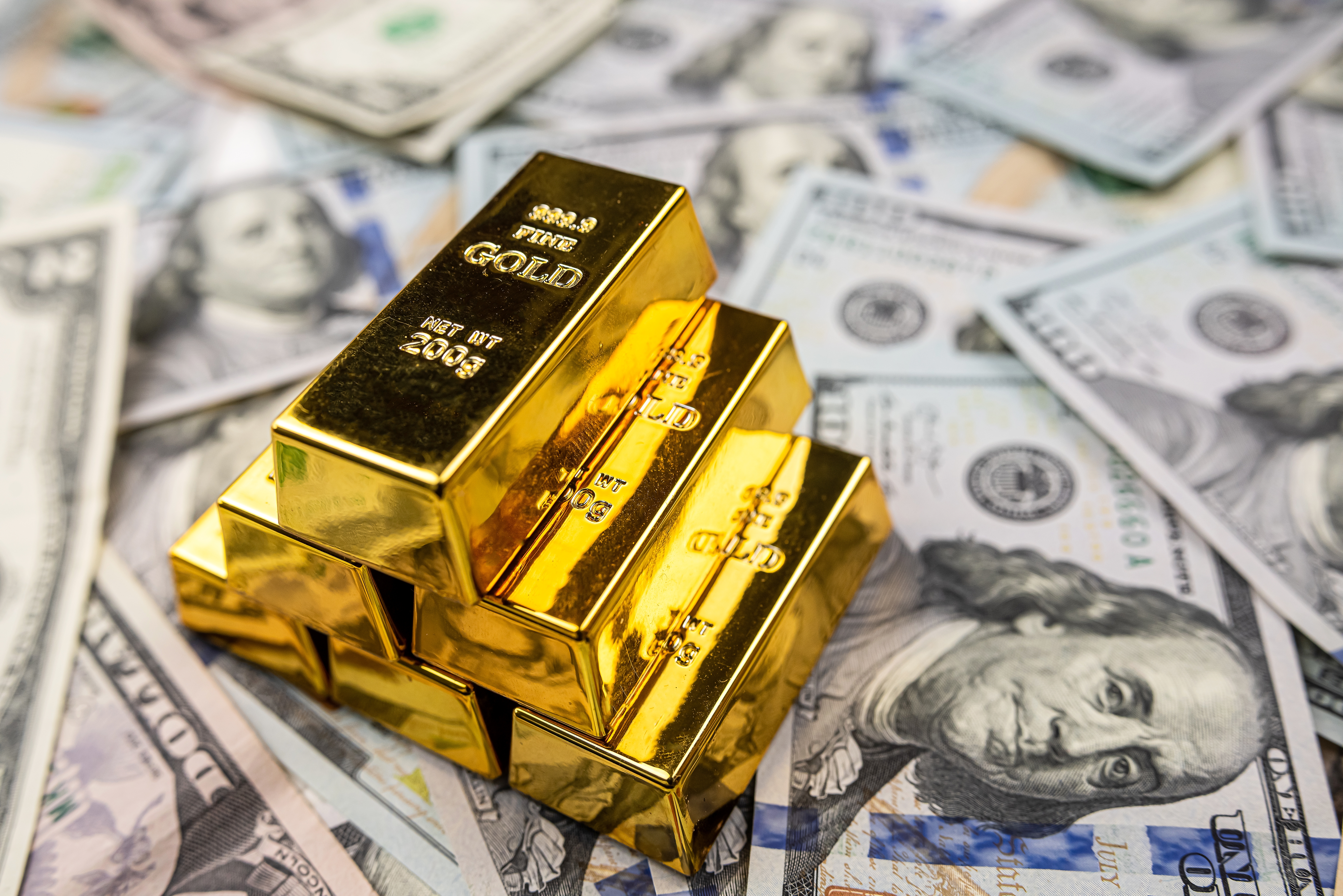 لماذا ارتفع الدولار مع تراجع الذهب والفضة؟