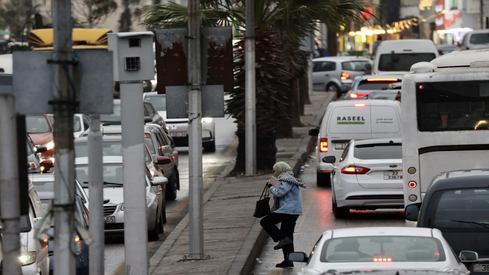 انخفاض طفيف في الحرارة وزخات مطر متوقعة السبت