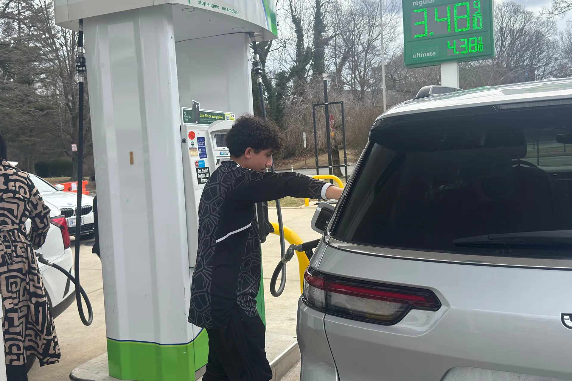 حرب ايران تشعل اسعار البنزين في امريكا وتثير قلق المستهلكين