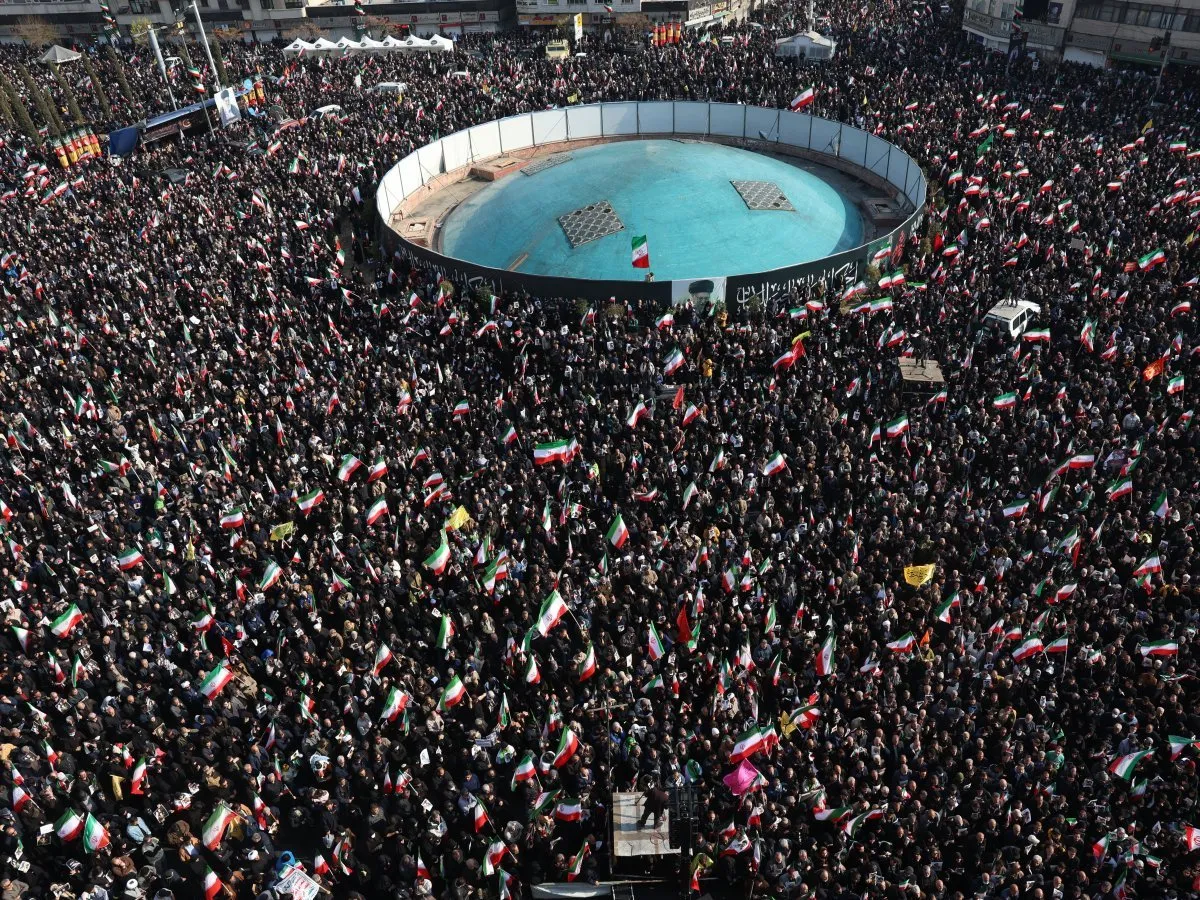 ايران تتوعد بمفاجات بعد تولي مجتبى خامنئي