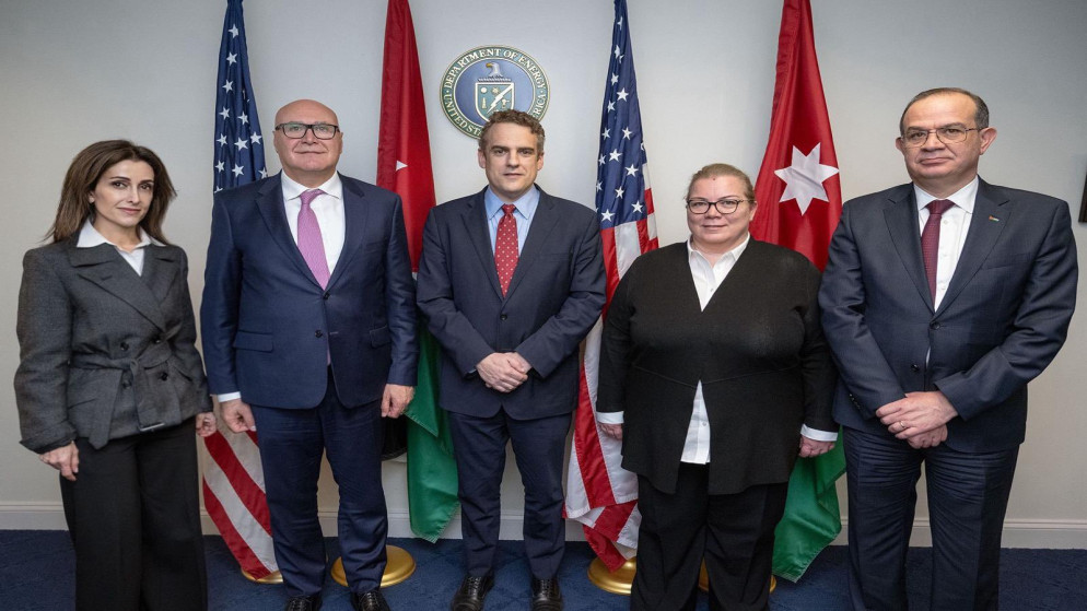 وفد وزاري يبحث فرص الاستثمار في قطاع الطاقة مع مسؤول امريكي