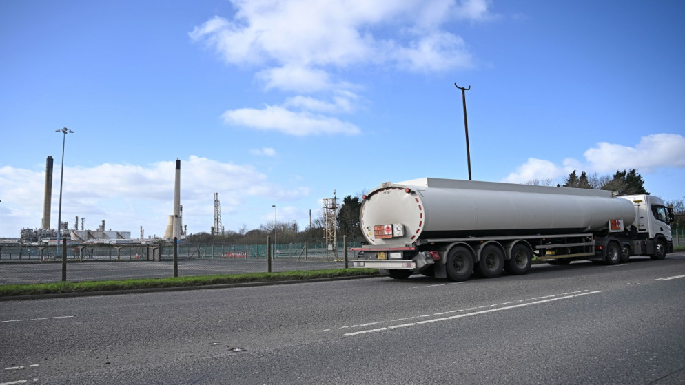 هجوم بطائرات مسيرة يستهدف خزانات وقود في ميناء صلالة العماني