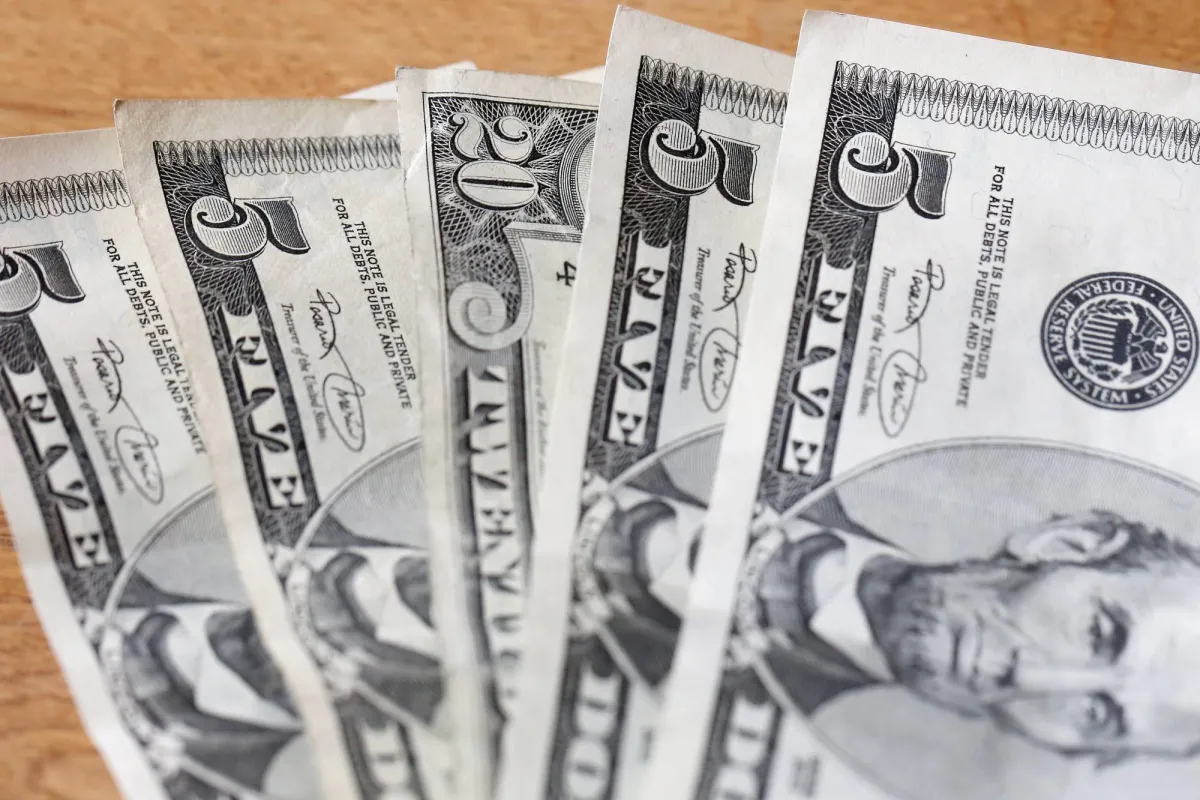 الدولار يواصل الصعود وسط مخاوف عالمية من ارتفاع اسعار الطاقة