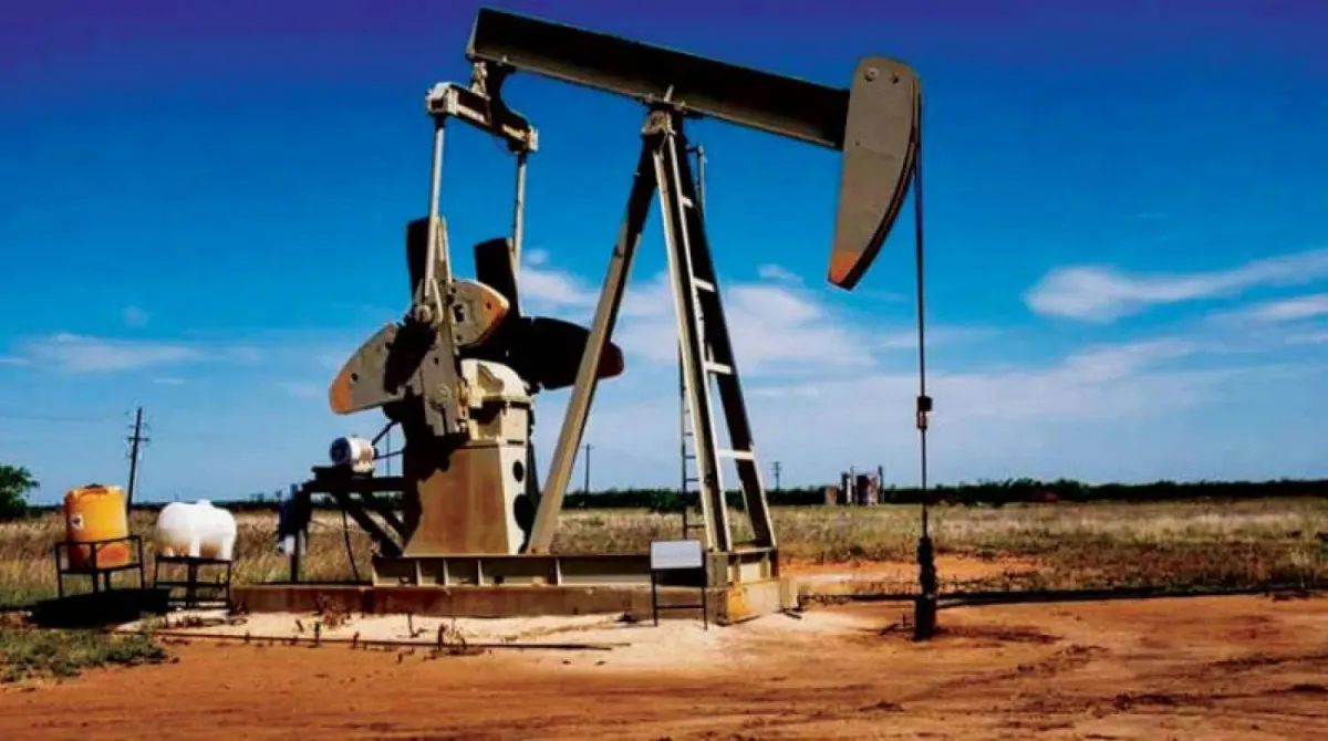 تراجع أسعار النفط مع مساع لفتح مضيق هرمز