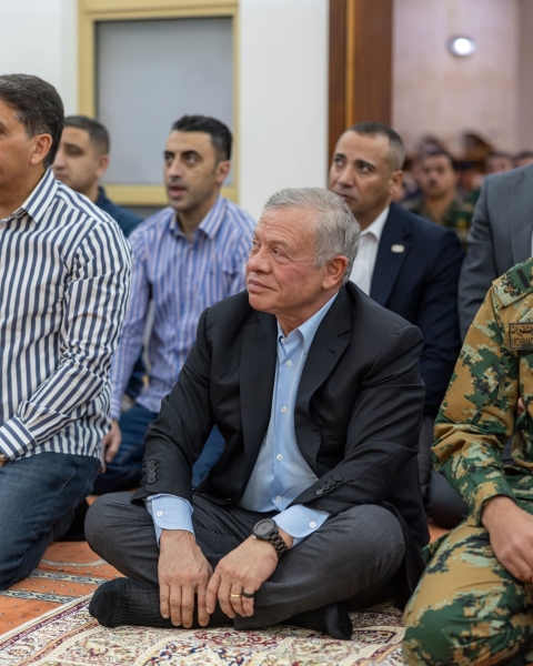 الملك يؤدي صلاه العيد بالعقبه