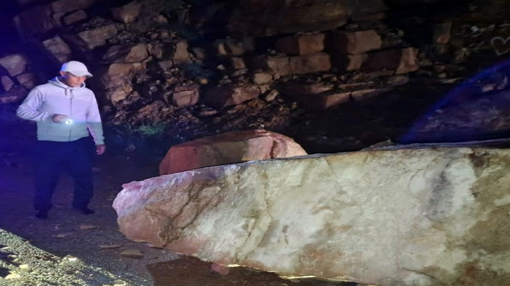 بلدية سويمة تفتح طريق البحر الميت بعد انهيار صخري