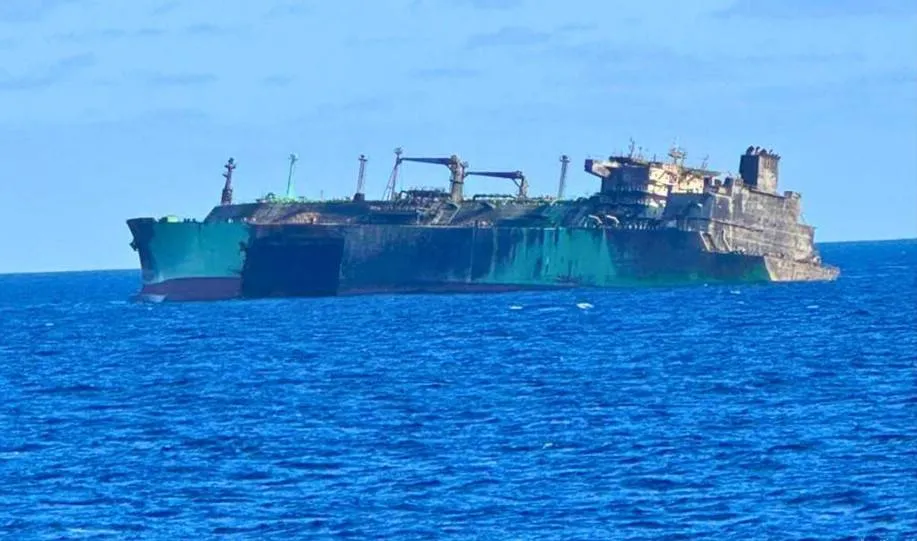 استنفار امني ونفطي للسيطرة علي ناقلة غاز جانحة قبالة ليبيا