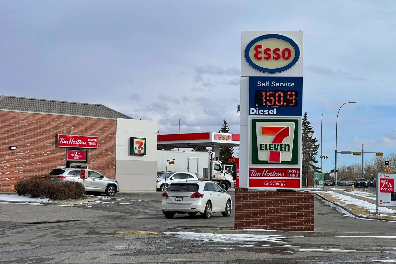 تداعيات الحرب على ايران ترفع اسعار الوقود في كندا