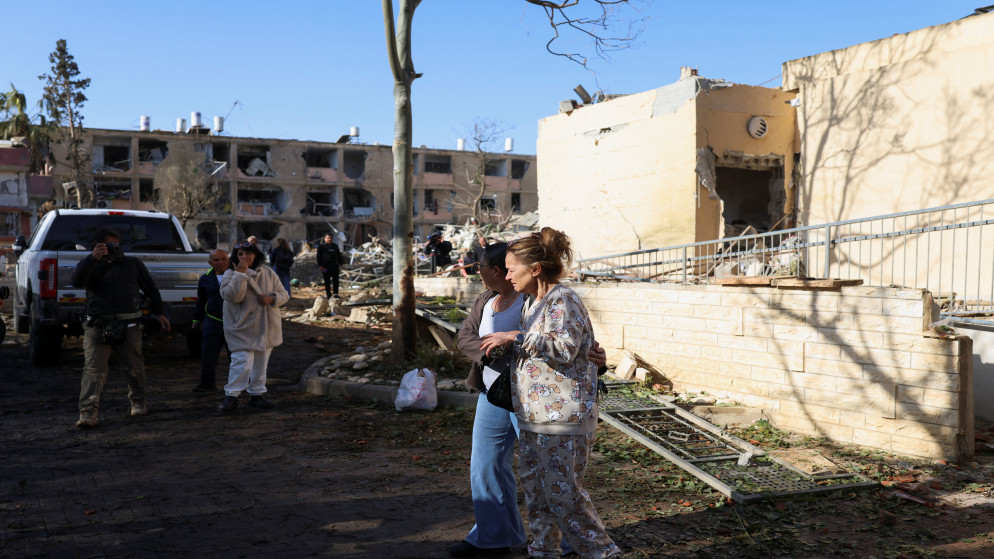 مصرع شخص بحريق مركبتين قرب الجليل وغارات جوية متبادلة