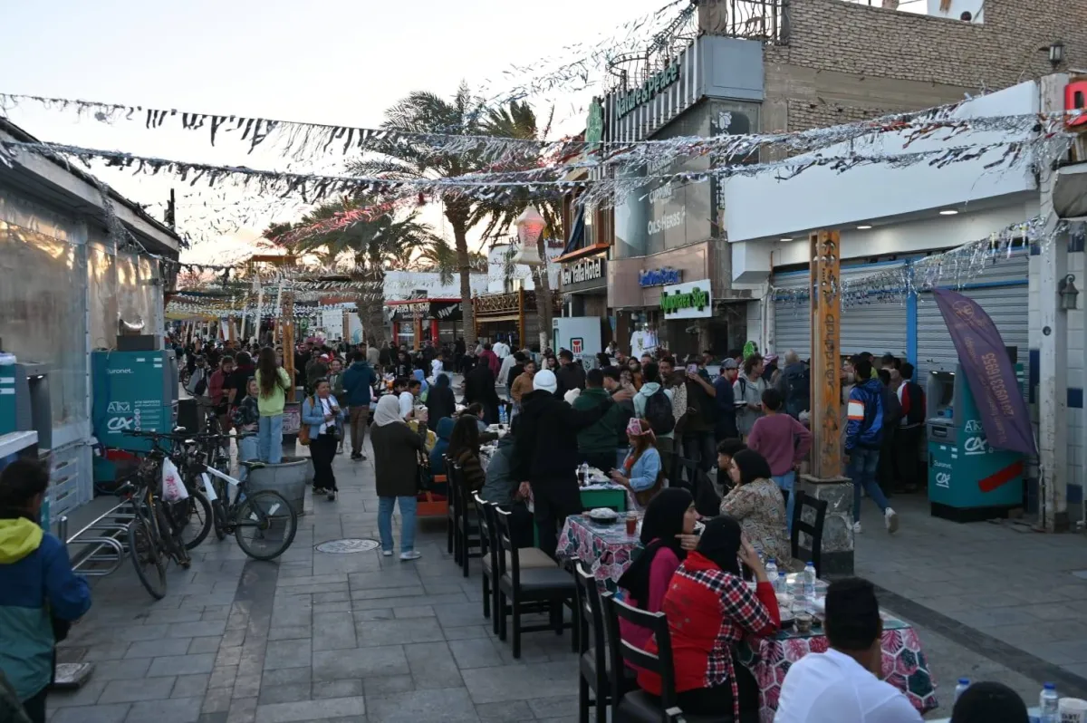 قرار اغلاق المحال مبكرا يثير مخاوف في مصر