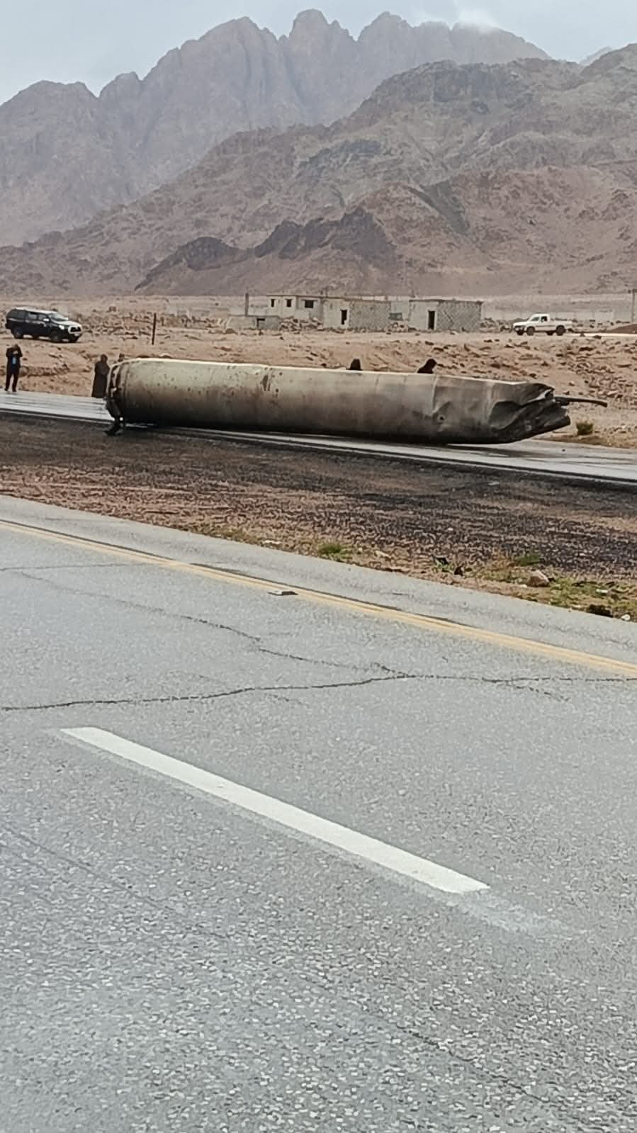 سقوط بقايا جسم متفجر على الطريق الصحراوي 