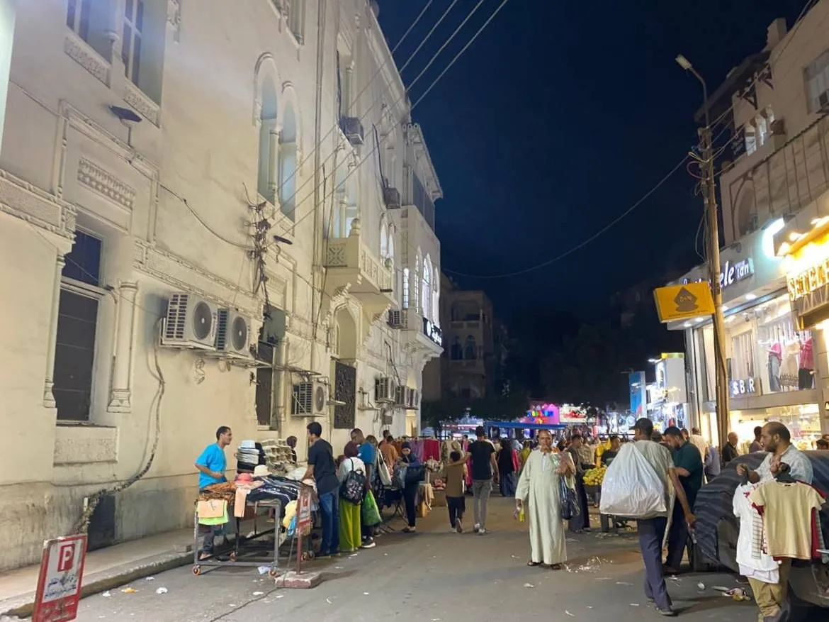 الدولار يقفز يفاقم مخاوف التسعير العشوائي للسلع في مصر