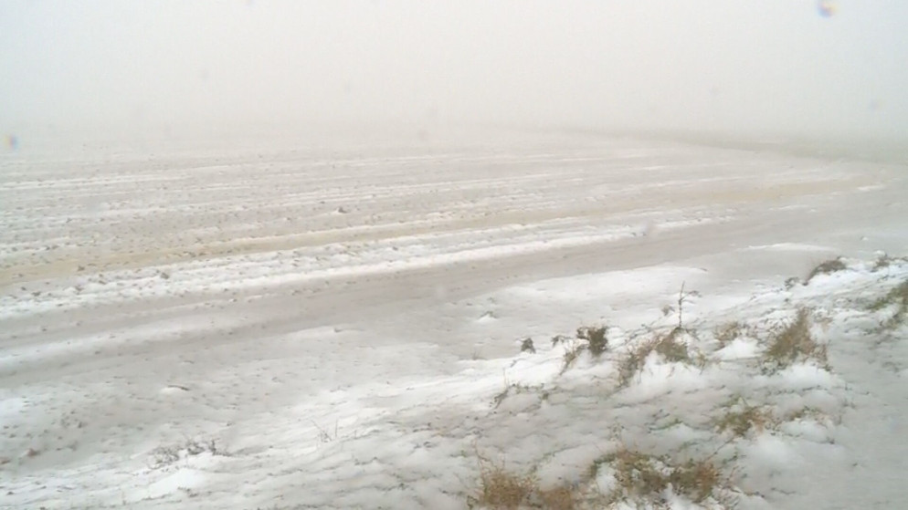 تساقط الثلوج والامطار يغلق طرقا في الطفيلة