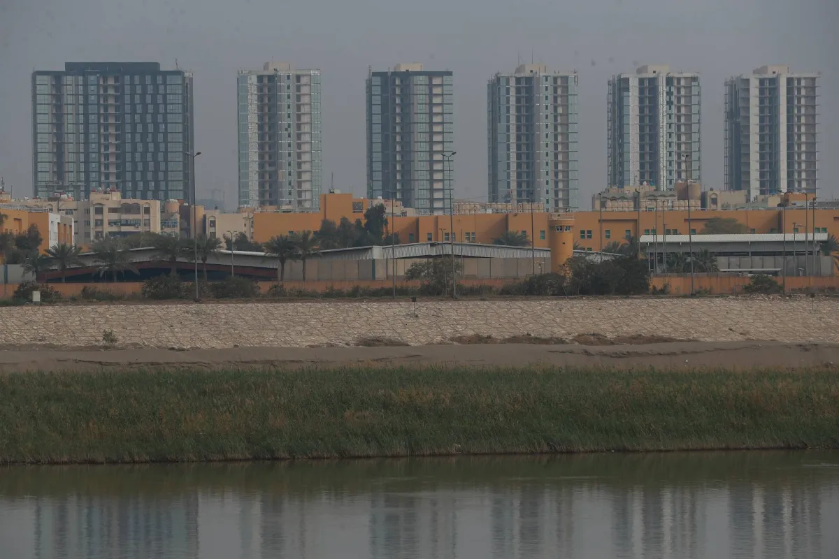 الدفاعات الجوية العراقية تتصدى لمسيرتين استهدفتا السفارة الاميركية في بغداد