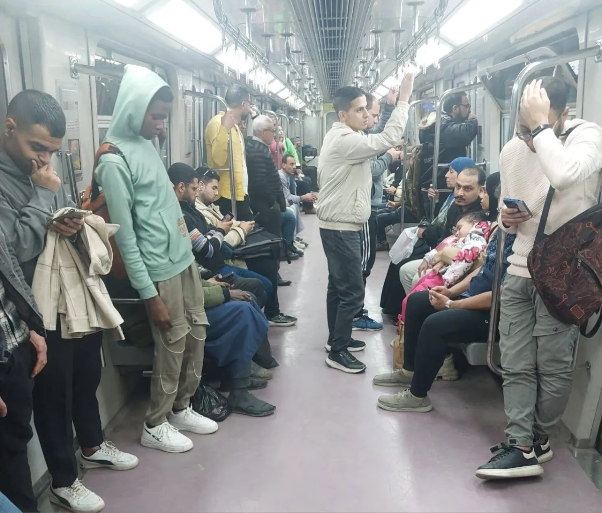 عبء متزايد رحلة العمل اليومية ترهق الاسر المصرية