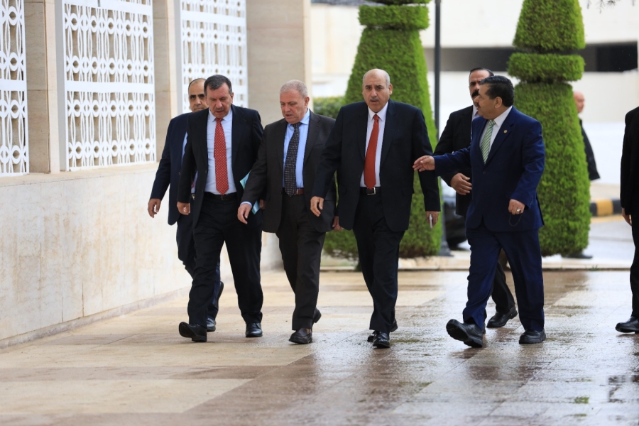 النواب قبل بدء جلستهم (صور)