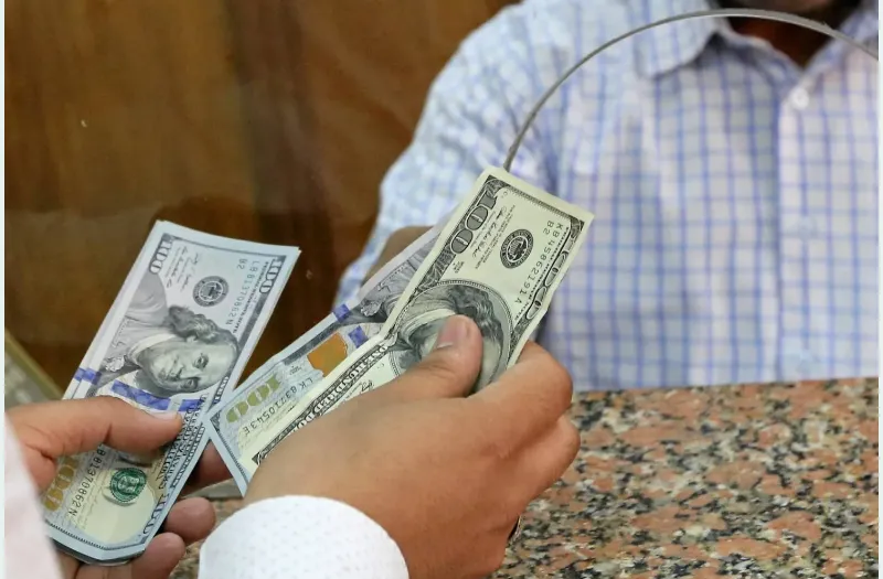 تراجع مفاجئ للدولار مقابل الجنيه المصري يثير تساؤلات في الأسواق