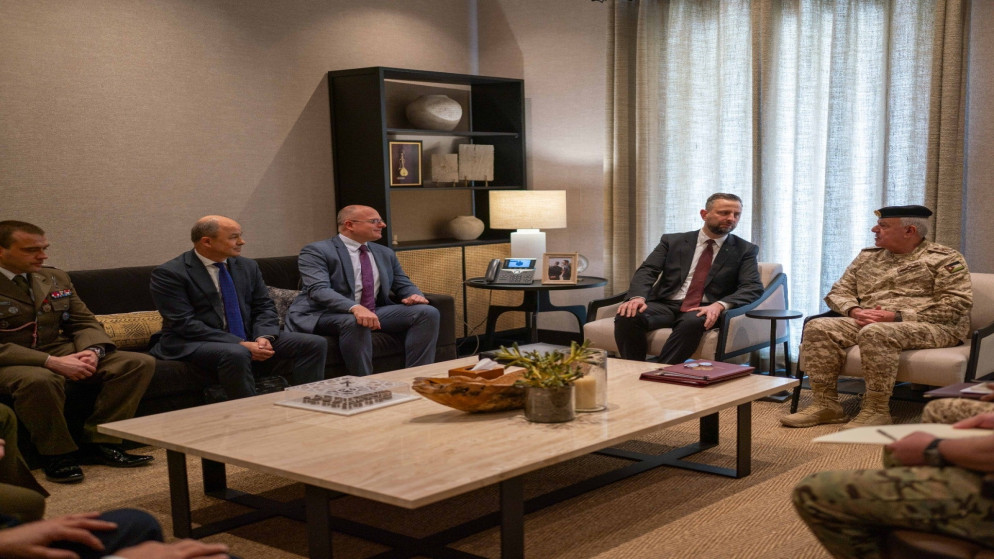 الحنيطي يبحث التعاون العسكري مع وزير الدفاع البولندي