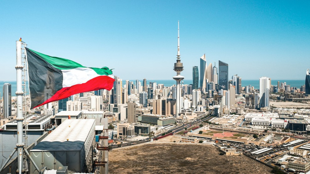 الكويت تتصدى لهجمات صاروخية ومسيرة معادية