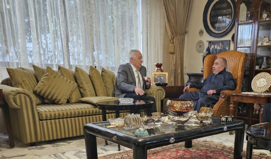 رئيس الديوان الملكي يزور الوزير السابق الفايز في منزله